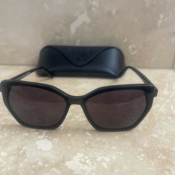 Diff Eyewear Vera Black Sunglasses - Picture 3 of 6